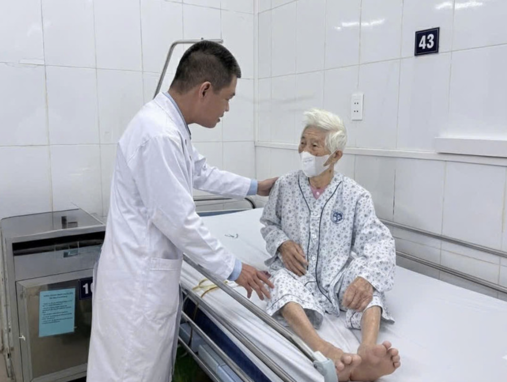 Bệnh viện Đa khoa Xanh Pôn phẫu thuật nội soi thành công bệnh nhân 105 tuổi viêm túi mật hoại tử, sỏi ống mật chủ